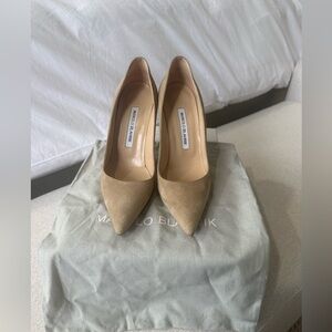 LISTING UPDATE NEW PICTURES Manolo Blahnik Beige Suede Heels
